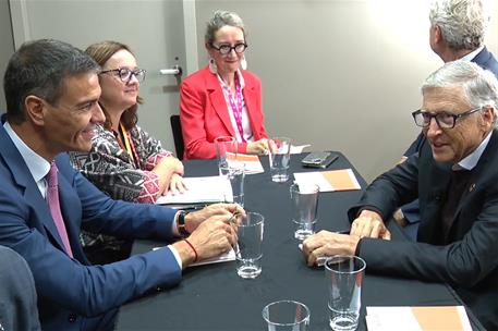 23/09/2025. Pedro Sánchez recibe el premio de la Fundación Gates. El presidente del Gobierno, Pedro Sánchez, conversa con el empresario Bill Gates.
