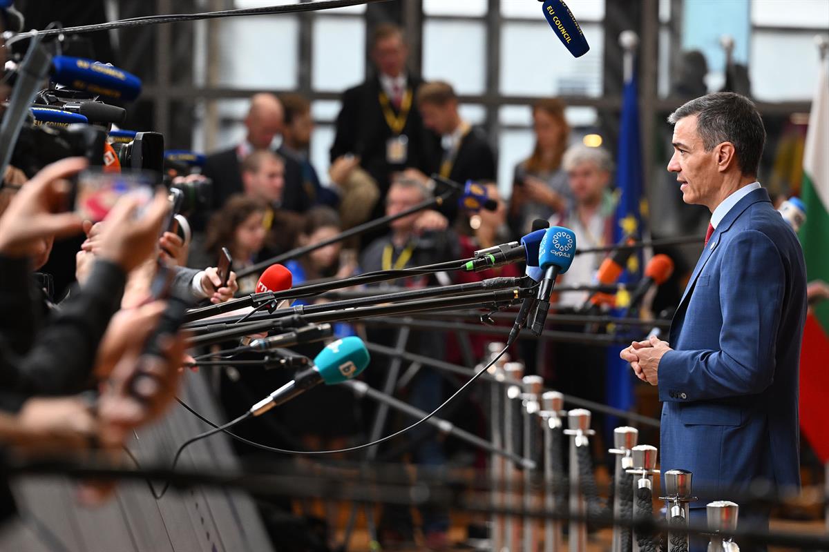 23/10/2025. Pedro Sánchez participa en la reunión del Consejo Europeo. El presidente del Gobierno, Pedro Sánchez, atiende a los medios de co...