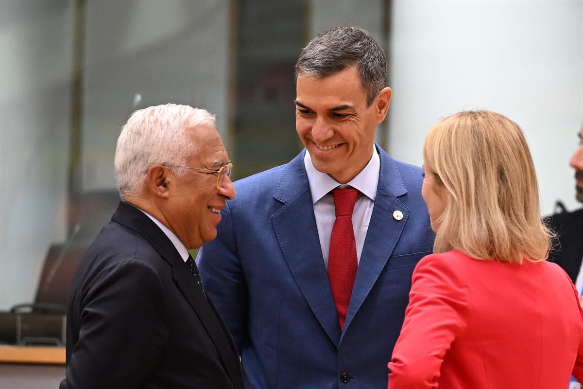 23/10/2025. Pedro Sánchez participa en la reunión del Consejo Europeo. El presidente del Gobierno, Pedro Sánchez, conversa con el presidente...