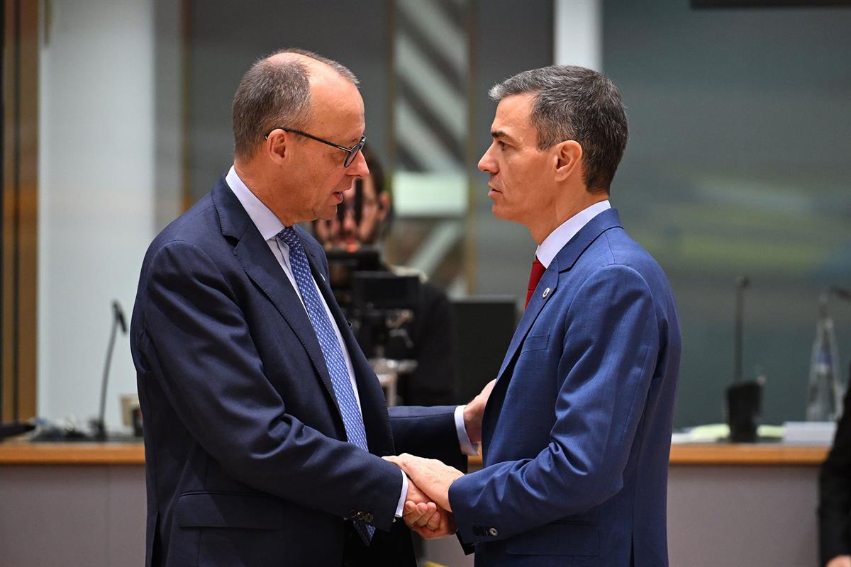 23/10/2025. Pedro Sánchez participa en la reunión del Consejo Europeo. El presidente del Gobierno, Pedro Sánchez, con el canciller alemán, F...