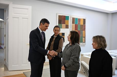23/12/2025. Pedro Sánchez se reúne con familiares de españoles detenidos en Venezuela. El presidente del Gobierno, Pedro Sánchez, saluda a l...