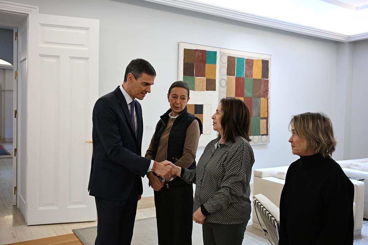 23/12/2025. Pedro Sánchez se reúne con familiares de españoles detenidos en Venezuela. El presidente del Gobierno, Pedro Sánchez, saluda a l...