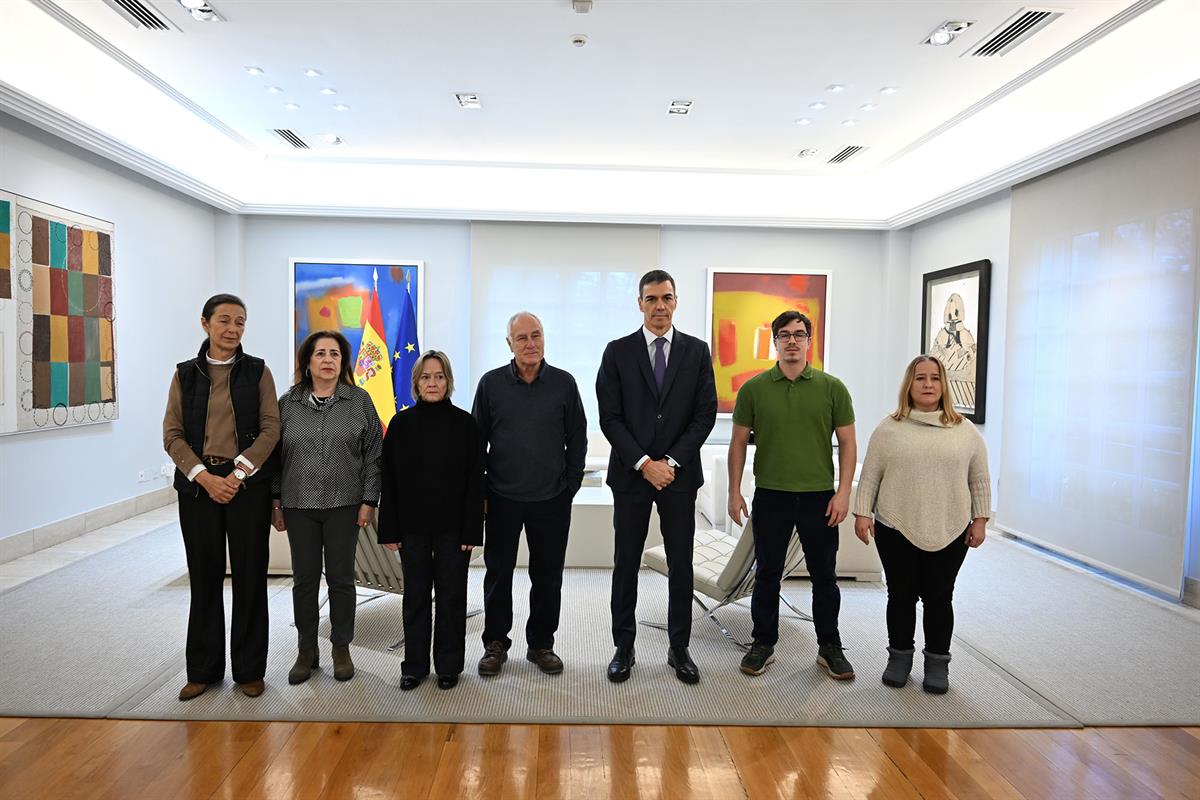 23/12/2025. The president holds a meeting with relatives of Spanish citizens detained in Venezuela. Group photo of the meeting between the P...