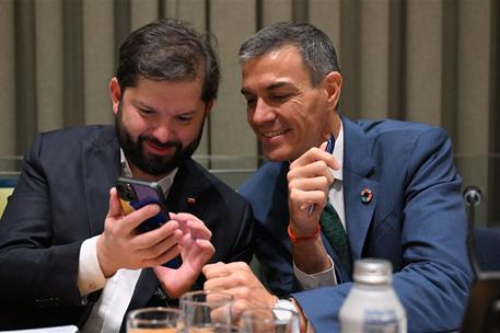 24/09/2025. Pedro Sánchez participa en el evento "En defensa de la democracia,luchando contra el extremismo". El presidente de Chile, Gabrie...