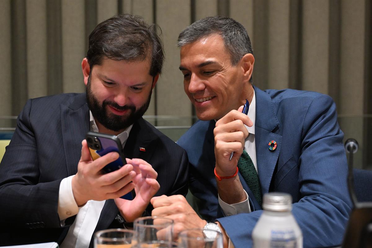 24/09/2025. Pedro Sánchez participa en el evento "En defensa de la democracia,luchando contra el extremismo". El presidente de Chile, Gabrie...