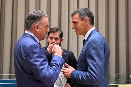 24/09/2025. Pedro Sánchez participa en el evento "En defensa de la democracia,luchando contra el extremismo". El presidente de Uruguay, Yama...