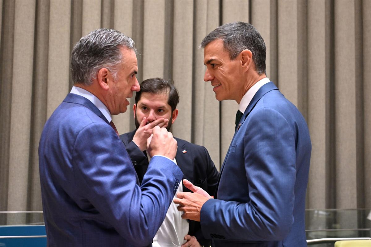 24/09/2025. Pedro Sánchez participa en el evento "En defensa de la democracia,luchando contra el extremismo". El presidente de Uruguay, Yama...