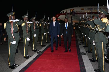24/11/2025. Pedro Sánchez asiste a la Cumbre Unión Africana - Unión Europea. El presidente del Gobierno, Pedro Sánchez, a su llegada al aero...