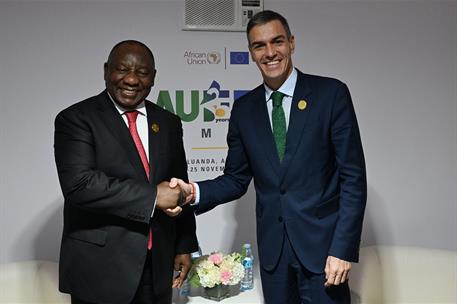 24/11/2025. Pedro Sánchez asiste a la Cumbre Unión Africana - Unión Europea. El presidente de Sudáfrica, Cyril Ramaphosa, y el presidente de...