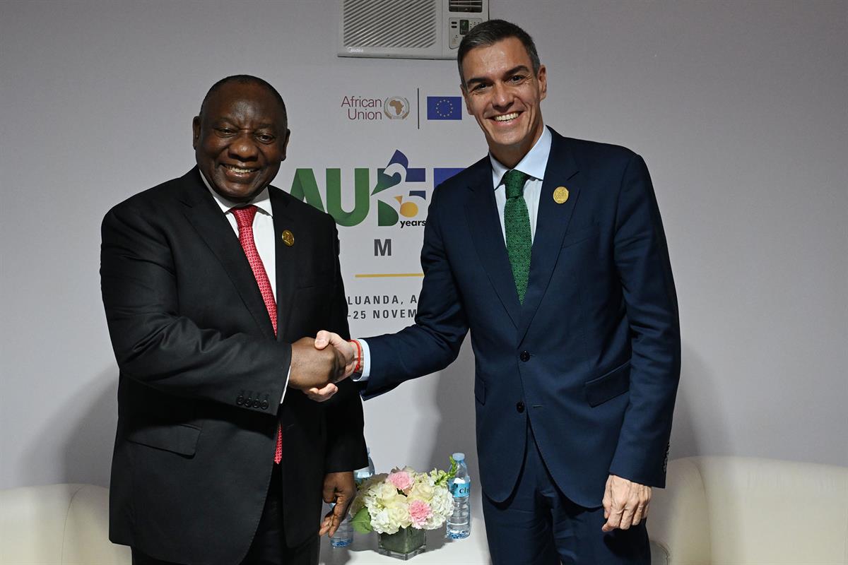 24/11/2025. Pedro Sánchez asiste a la Cumbre Unión Africana - Unión Europea. El presidente de Sudáfrica, Cyril Ramaphosa, y el presidente de...