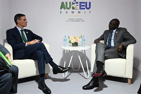 24/11/2025. Pedro Sánchez asiste a la Cumbre Unión Africana - Unión Europea. El presidente del Gobierno, Pedro Sánchez, con el presidente de...