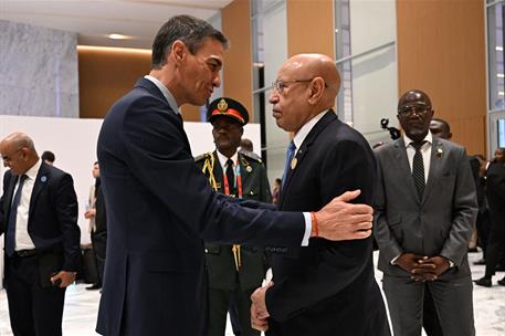 24/11/2025. Pedro Sánchez asiste a la Cumbre Unión Africana - Unión Europea. El presidente del Gobierno, Pedro Sánchez, saluda al presidente...