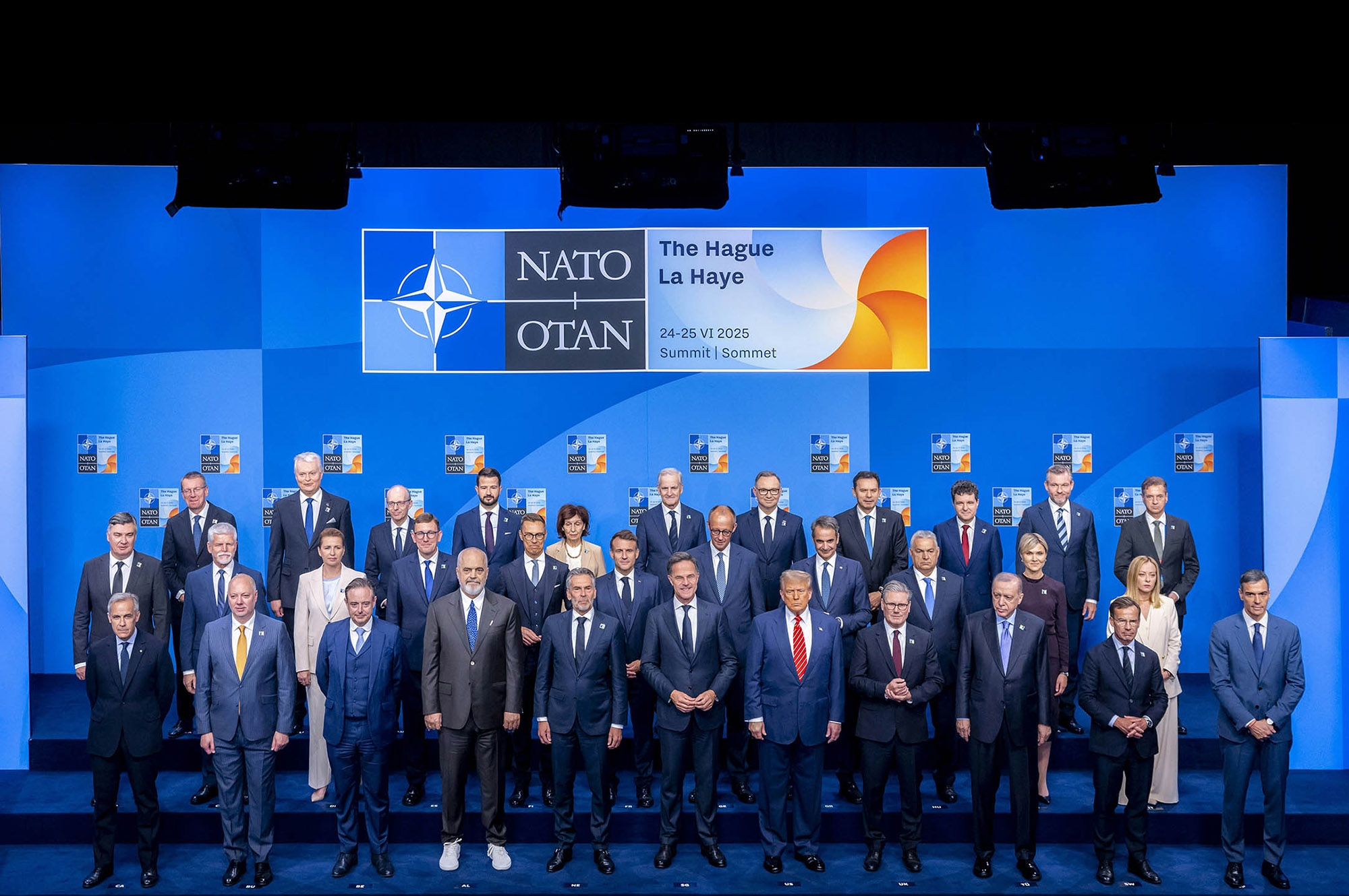 Fotografía de familia de los jefes de Estado y de Gobierno participantes en la Cumbre de la OTAN