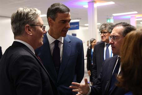 25/06/2025. El presidente del Gobierno participa en la Cumbre de la OTAN. El presidente del Gobierno, Pedro Sánchez, conversa con el primer ...