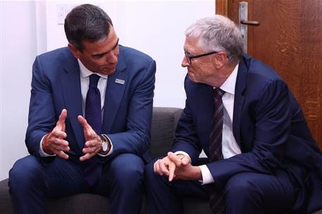 25/06/2025. El presidente del Gobierno participa en la Cumbre Global para el Futuro. El presidente del Gobierno, Pedro S&#225;nchez, conversa con...