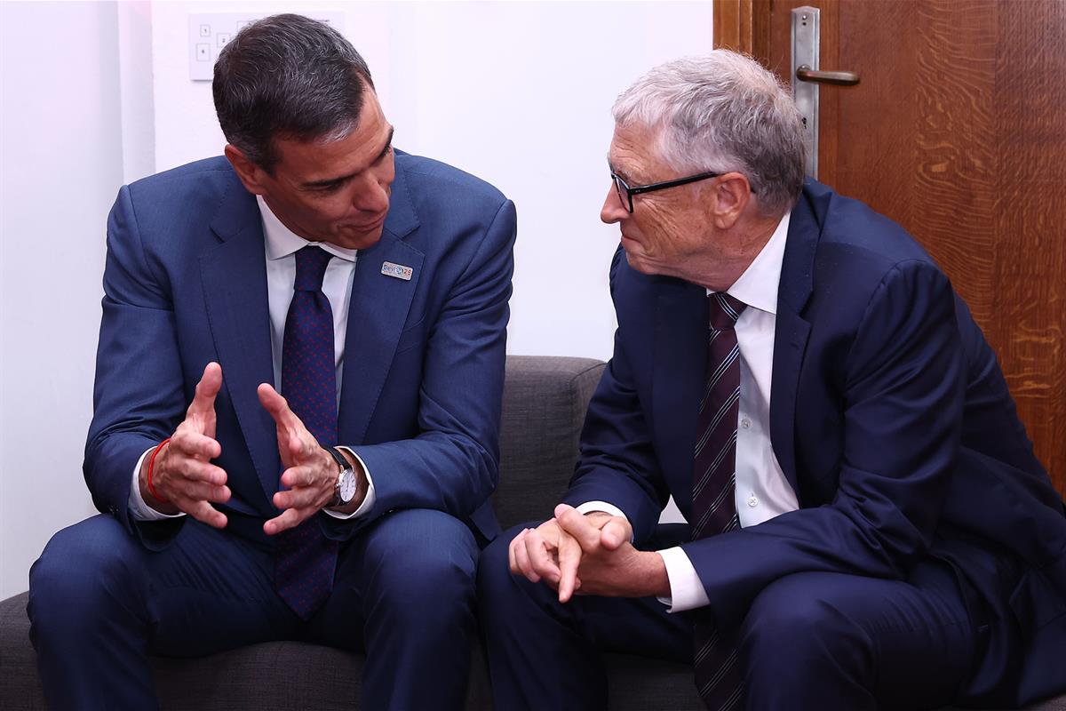 25/06/2025. El presidente del Gobierno participa en la Cumbre Global para el Futuro. El presidente del Gobierno, Pedro Sánchez, conversa con...