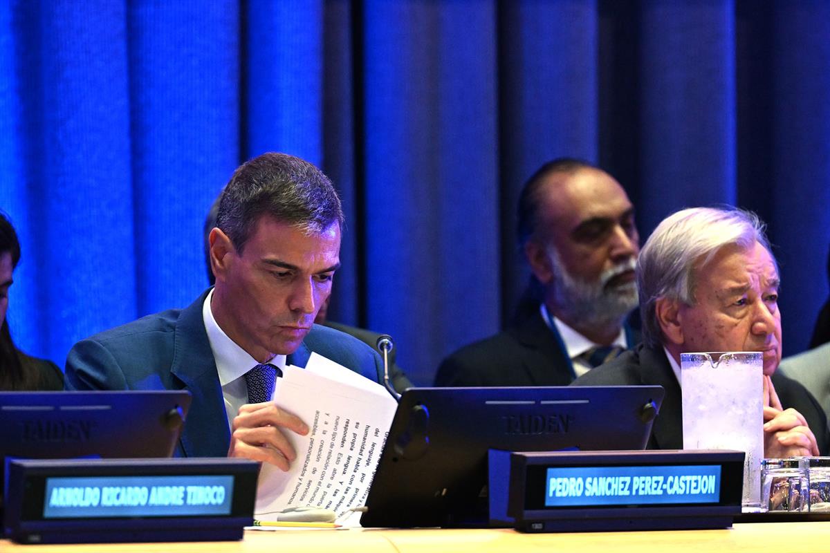 25/09/2025. Pedro Sánchez interviene en el evento especial "Diálogo Global IA". El presidente del Gobierno, Pedro Sánchez, consulta los documentos