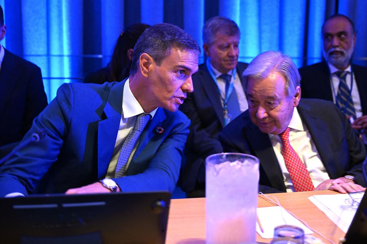 25/09/2025. Pedro Sánchez interviene en el evento especial "Diálogo Global IA". El jefe del Ejecutivo, Pedro Sánchez, y el secretario genera...