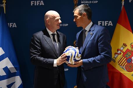 25/09/2025. Pedro Sánchez se reúne con el presidente de la FIFA y con organizaciones del Mundial 2030. El presidente de la FIFA, Gianni Infa...