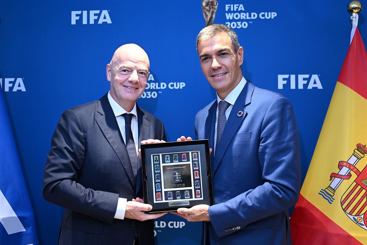 25/09/2025. Pedro Sánchez se reúne con el presidente de la FIFA y con organizaciones del Mundial 2030. El presidente de la FIFA, Gianni Infa...