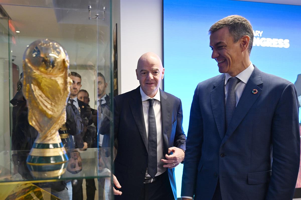 25/09/2025. Pedro Sánchez se reúne con el presidente de la FIFA y con organizaciones del Mundial 2030. El presidente de la FIFA, Gianni Infa...