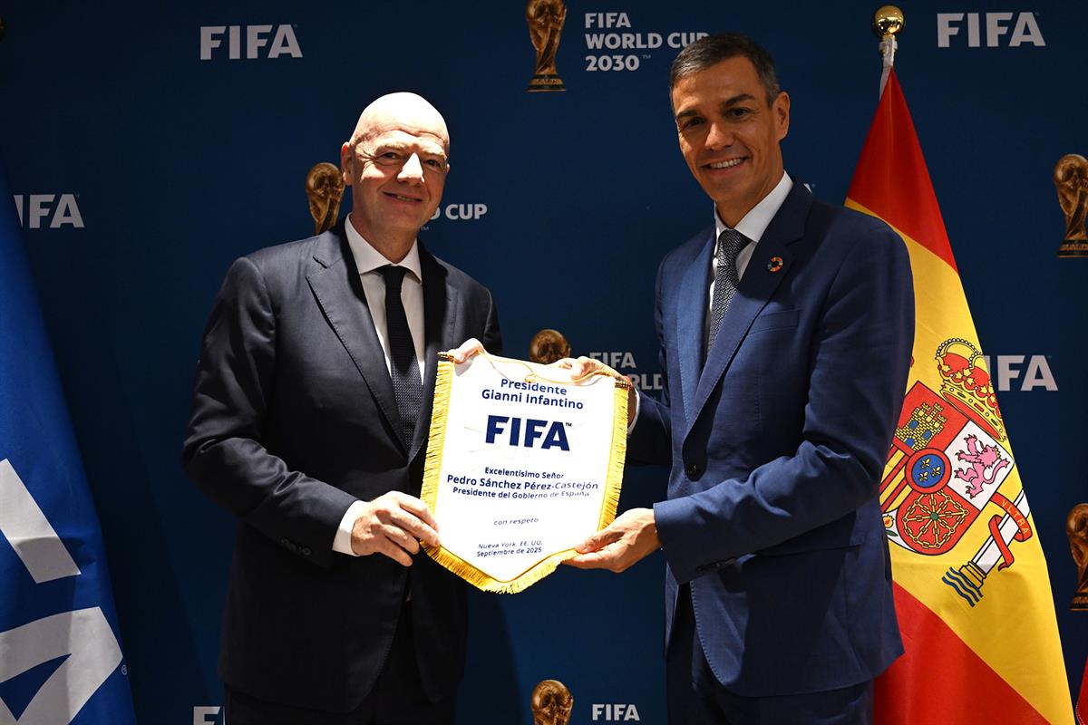 25/09/2025. Pedro Sánchez se reúne con el presidente de la FIFA y con organizaciones del Mundial 2030. El presidente de la FIFA, Gianni Infa...