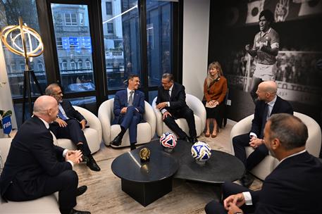 25/09/2025. Pedro Sánchez se reúne con el presidente de la FIFA y con organizaciones del Mundial 2030. El presidente de la FIFA, Gianni Infa...