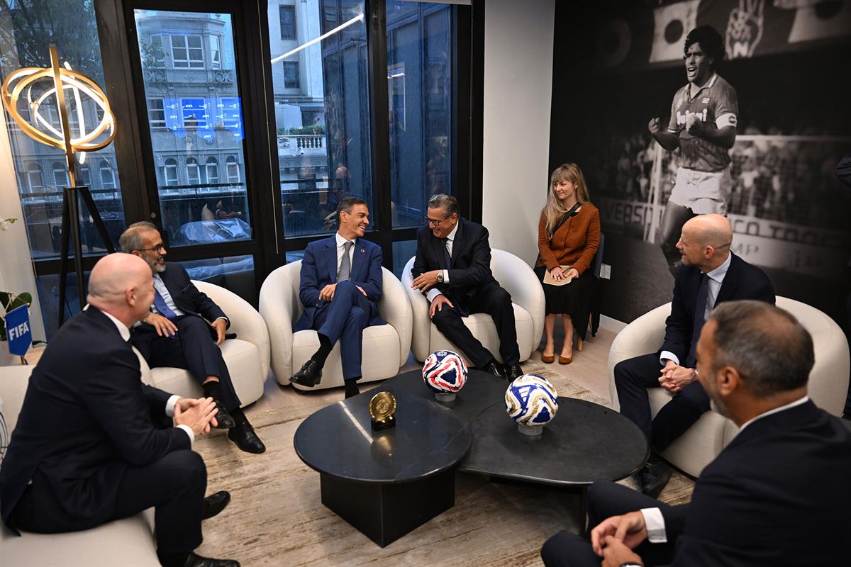 25/09/2025. Pedro Sánchez se reúne con el presidente de la FIFA y con organizaciones del Mundial 2030. El presidente de la FIFA, Gianni Infa...