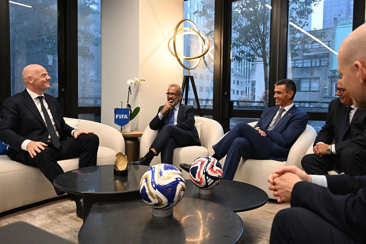 25/09/2025. Pedro Sánchez se reúne con el presidente de la FIFA y con organizaciones del Mundial 2030. El presidente de la FIFA, Gianni Infa...