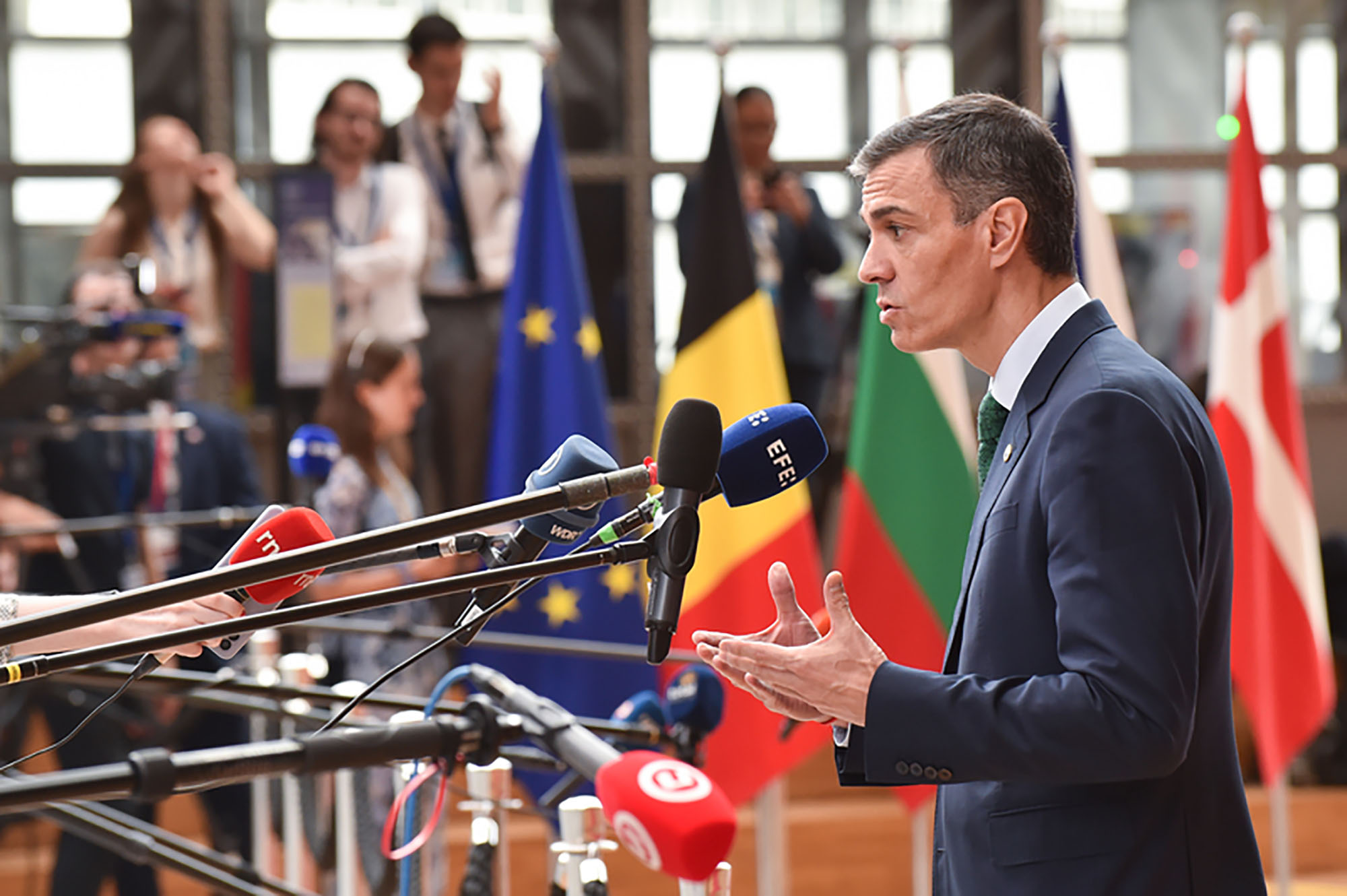 El presidente del Gobierno atiende a los medios a su llegada al Consejo Europeo
