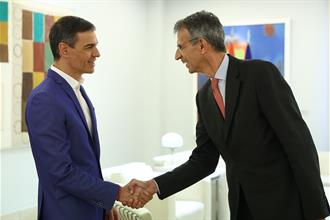 27/05/2025. The President of the Government meets with the CEO of InnoEnergy. The President of the Government of Spain, Pedro Sánchez, greet...