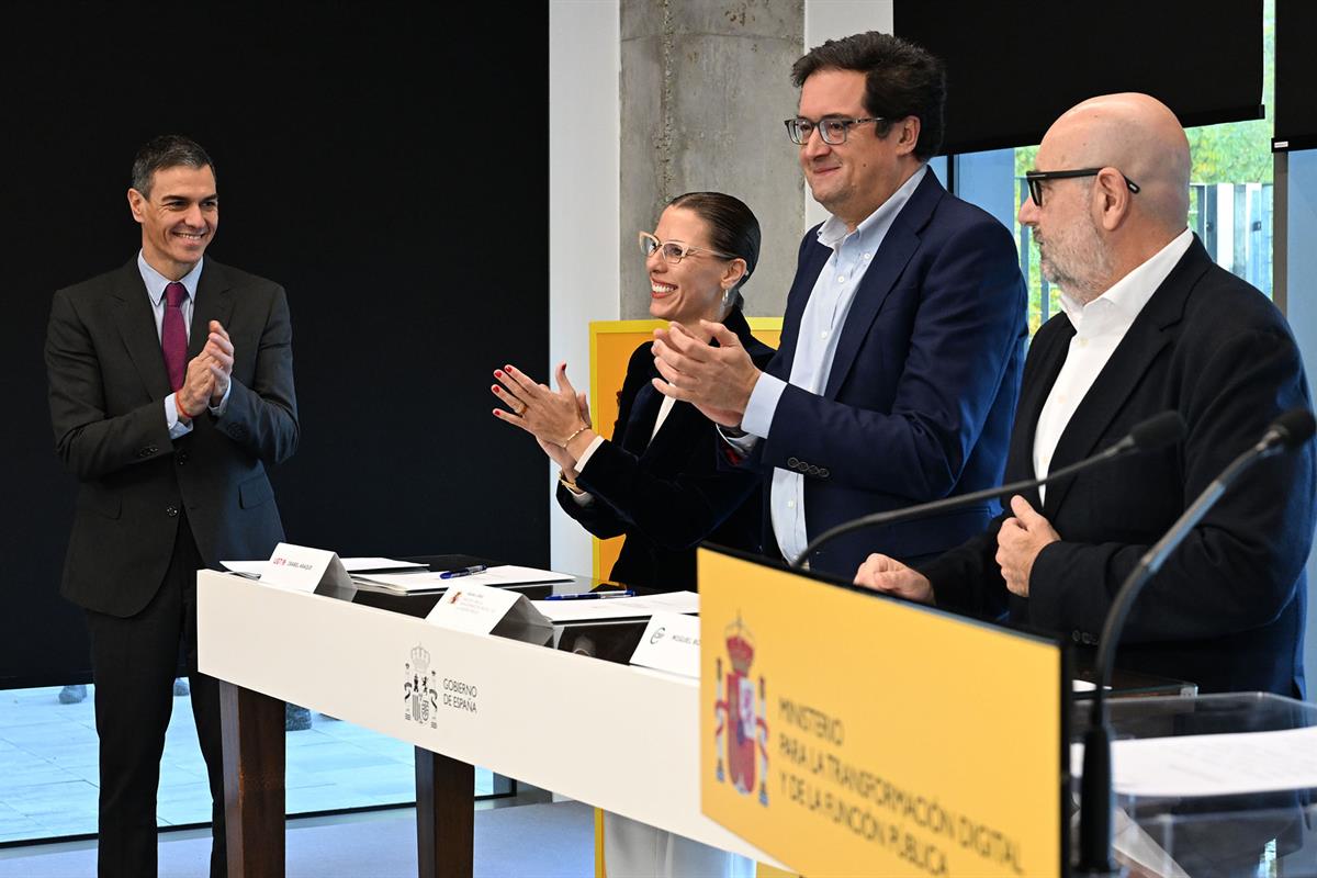 27/11/2025. Firma del acuerdo alcanzado para la mejora de las condiciones de los empleados públicos. El presidente del Gobierno, Pedro Sánch...