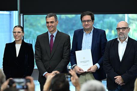 Pedro Sánchez, Óscar López y los representantes sindicales