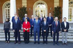 El presidente del Gobierno, Pedro Sánchez, junto a los asistentes a las reuniones