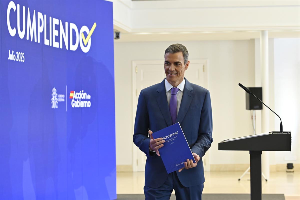 El presidente del Gobierno, Pedro Sánchez, muestra a los medios de comunicación el informe Cumpliendo.