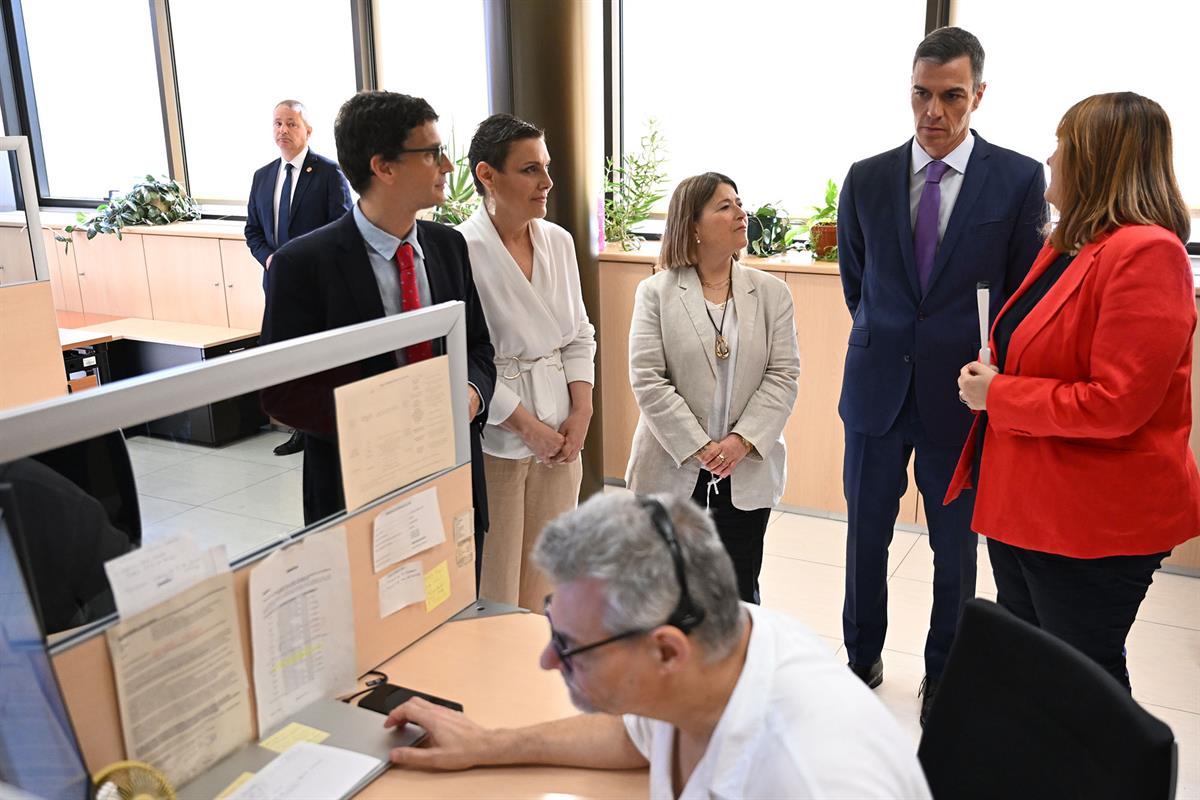 29/05/2025. Pedro Sánchez visita el centro telefónico y telemático de la Seguridad Social. El presidente del Gobierno, Pedro Sánchez, durant...