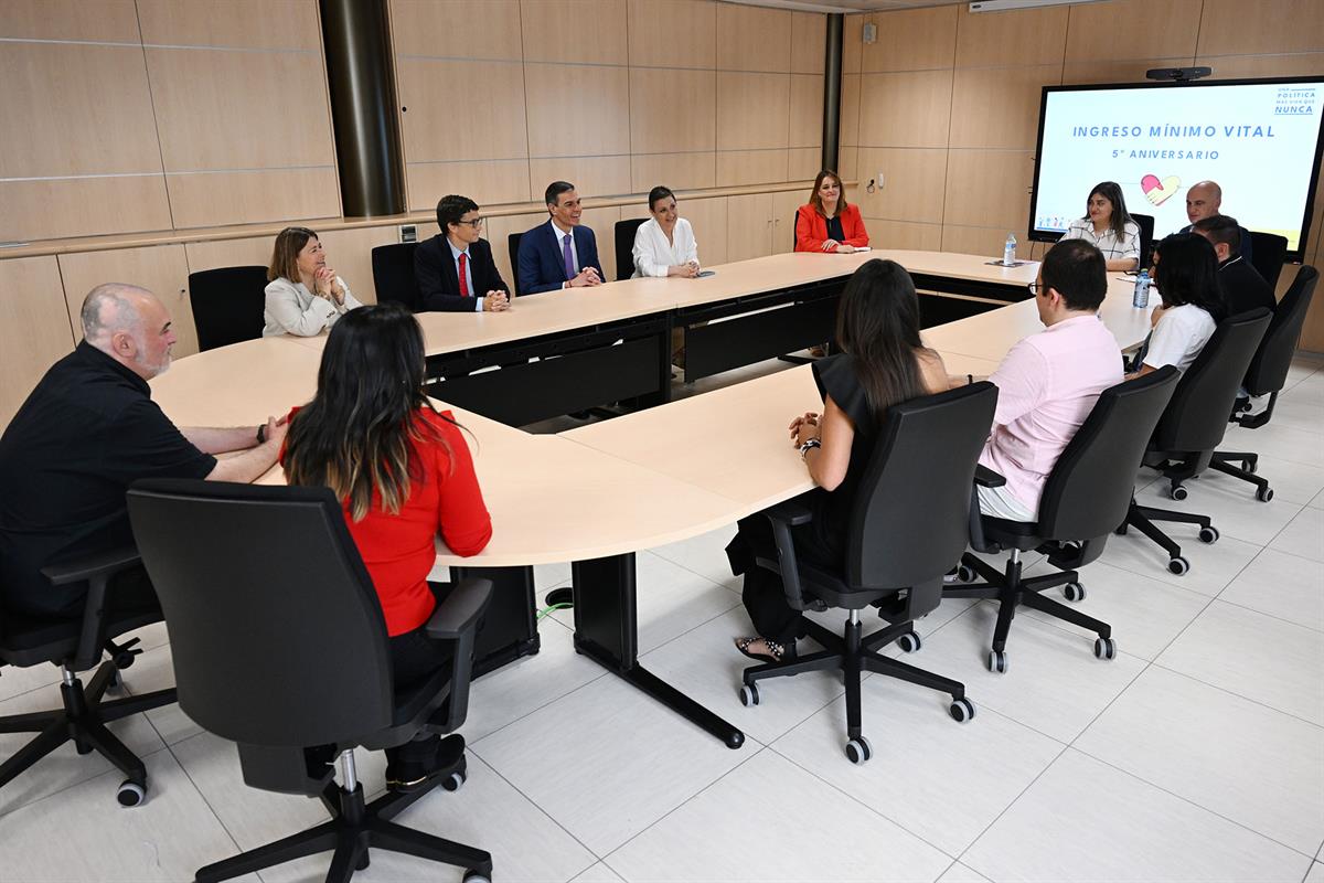 Pedro Sánchez junto a algunos beneficiarios y ONG