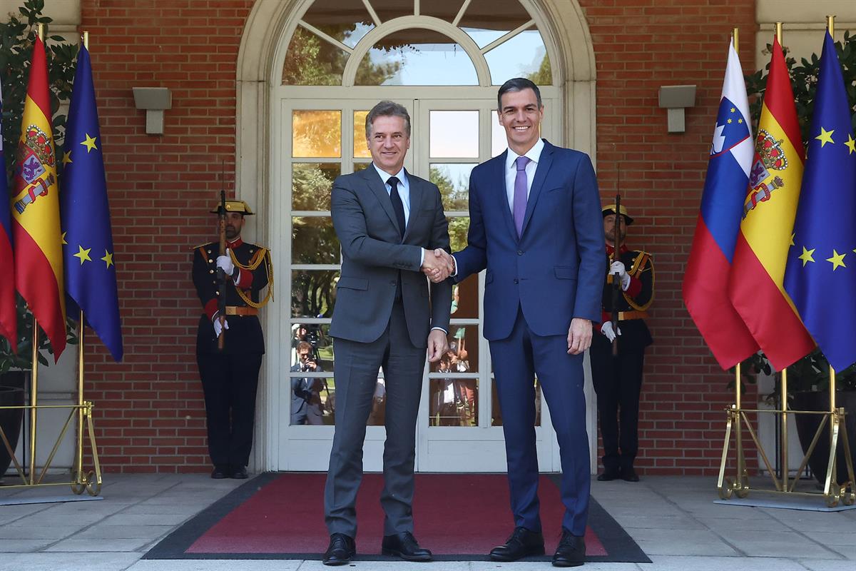 El presidente del Gobierno recibe al primer minitro de Eslovenia a su llegada al Palacio de la Moncloa