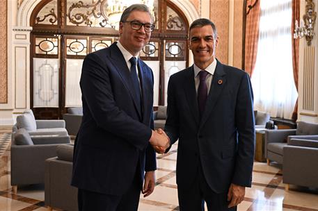 29/06/2025. Pedro Sánchez mantiene un encuentro bilateral con el presidente de Serbia. El presidente del Gobierno, Pedro Sánchez, saluda al ...