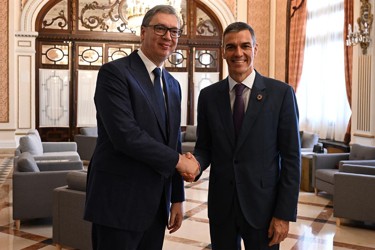 29/06/2025. Pedro Sánchez mantiene un encuentro bilateral con el presidente de Serbia. El presidente del Gobierno, Pedro Sánchez, saluda al ...