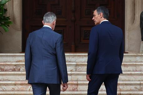 29/07/2025. Pedro Sánchez despacha con el rey Felipe VI. El presidente del Gobierno, Pedro Sánchez, conversa con el rey Felipe VI a su llega...