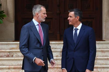 29/07/2025. Pedro Sánchez despacha con el rey Felipe VI. El rey Felipe VI y el presidente del Gobierno, Pedro Sánchez, se saludan al comienz...