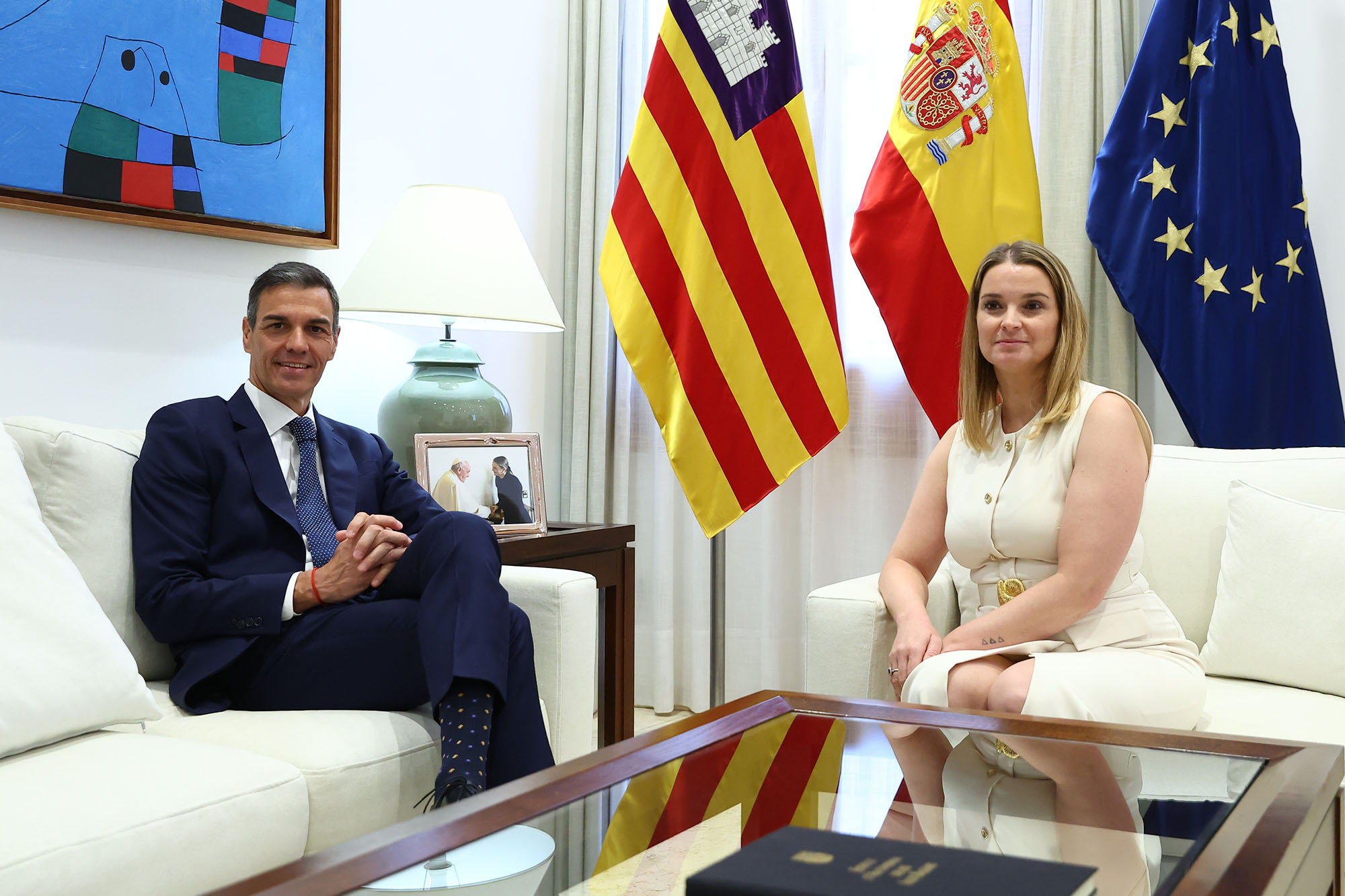 El presidente del Gobierno con la presidenta balear, Marga Prohens