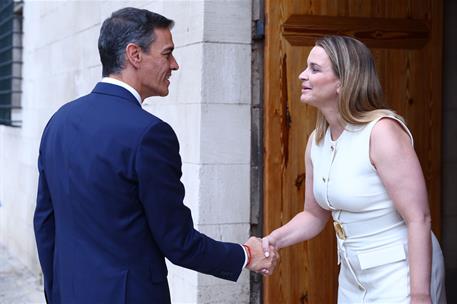 29/07/2025. Pedro Sánchez se reúne con Marga Prohens. El presidente del Gobierno, Pedro Sánchez, saluda a la presidenta de Illes Balears, Ma...