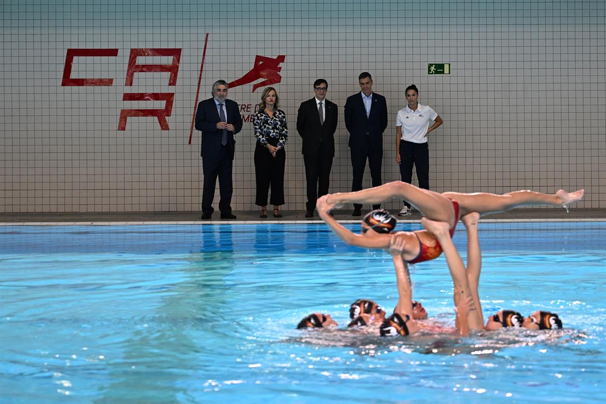 29/09/2025. El presidente visita el Centro de Alto Rendimiento (CAR) de Sant Cugat. El presidente del Gobierno Pedro Sánchez, observa el ent...