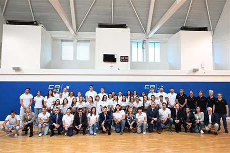 29/09/2025. El presidente visita el Centro de Alto Rendimiento (CAR) de Sant Cugat. Foto de familia con el presidente del Gobierno Pedro Sán...