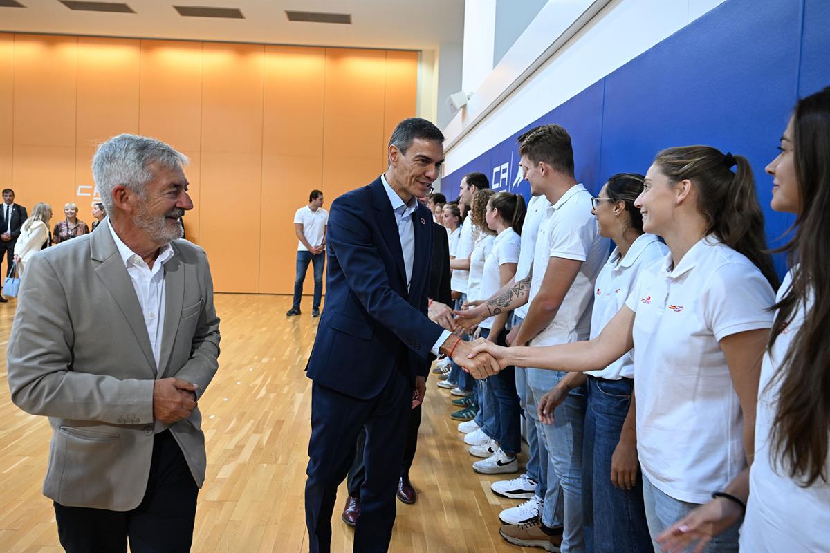 29/09/2025. El presidente visita el Centro de Alto Rendimiento (CAR) de Sant Cugat. El presidente del Gobierno Pedro Sánchez, saluda a los c...