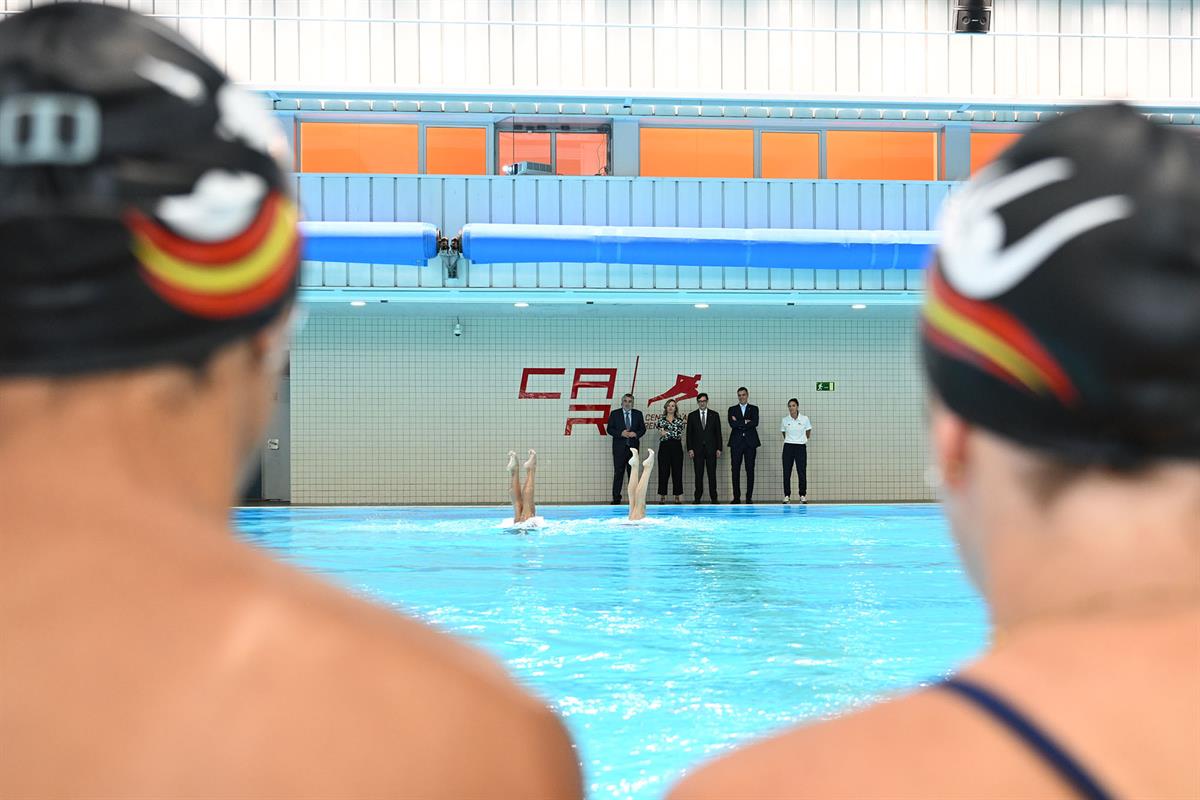 29/09/2025. El presidente visita el Centro de Alto Rendimiento (CAR) de Sant Cugat. El presidente del Gobierno Pedro Sánchez, observa el ent...