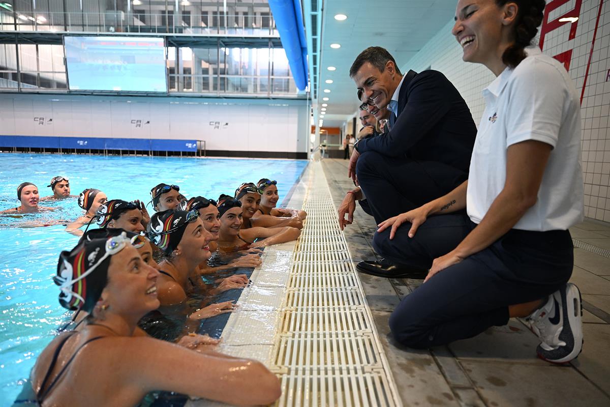 29/09/2025. El presidente visita el Centro de Alto Rendimiento (CAR) de Sant Cugat. El presidente del Gobierno Pedro Sánchez, conversa con l...