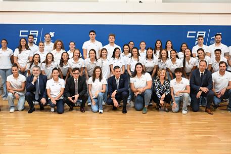 29/09/2025. El presidente visita el Centro de Alto Rendimiento (CAR) de Sant Cugat. El presidente del Gobierno, Pedro Sánchez, junto a algun...